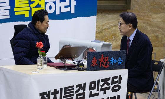 장동혁 대표 단식농성장 찾은 박형준 부산시장
