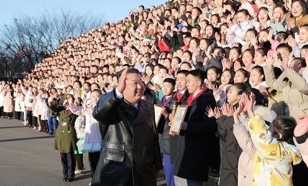 김정은, 신년 맞아 설맞이 공연 출연하는 '학생소년' 만나