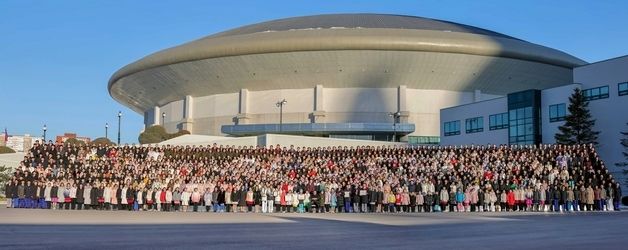 김정은, 설맞이 공연에 출연하는 학생소년 만나 '축복'