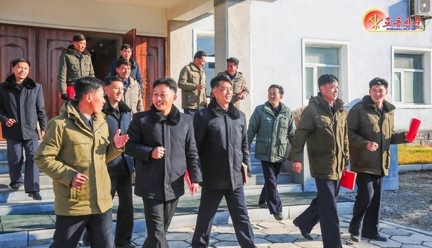 북한 "새해부터 인민들속으로 들어간 당 간부들" 선전