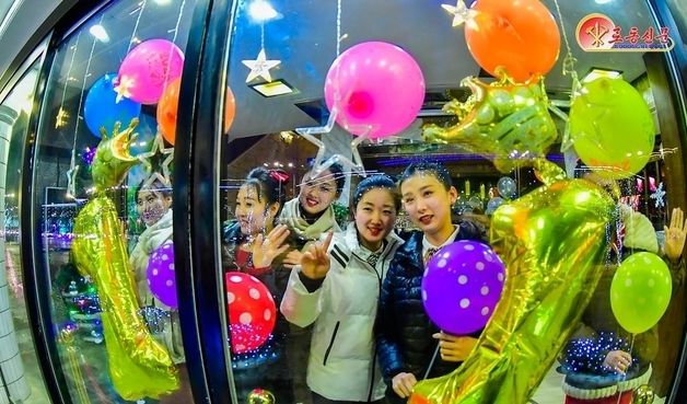 새해 맞은 北…기념사진 찍는 아이들 조명