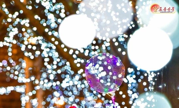 북한, 수도 야경 선전…새해 맞아 거리로 나온 아이들 조명