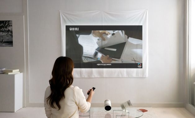 삼성전자, AI 포터블 프로젝터 '더 프리스타일+' 공개