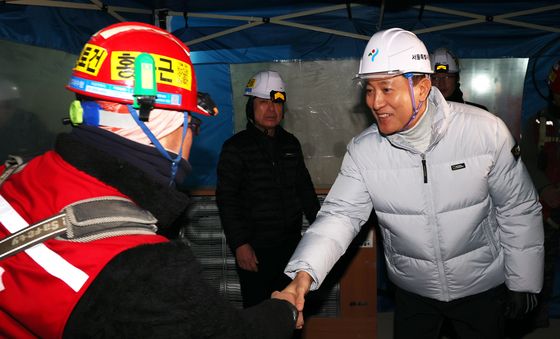 오세훈 시장, 재건축 공사현장서 근로자 격려