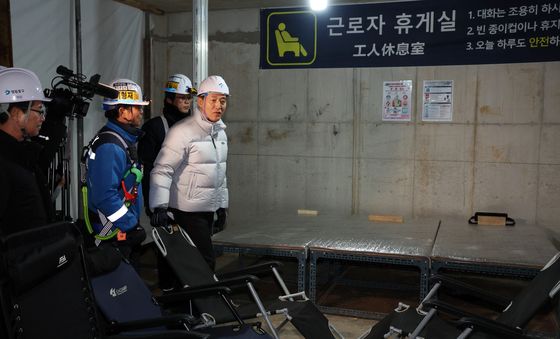 건설현장 근로자휴게실 살펴보는 오세훈 시장