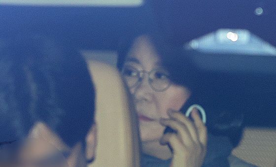 굳은 얼굴로 통화하는 이혜훈 후보자