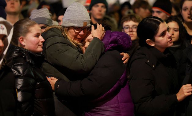 [포토] '40명 사망' 스위스 화재에 슬픔을 나누는 사람들