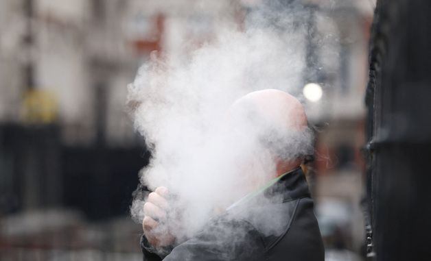 [포토] 전자담배 피우는 시민