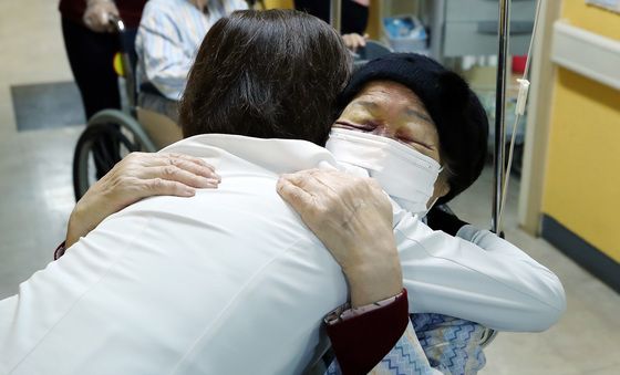 곽병원 의료진 안아주는 이용수 할머니