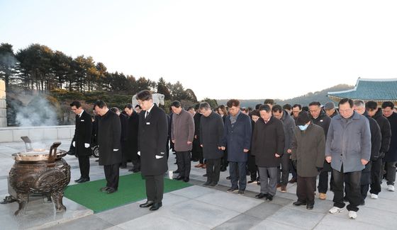 대전현충원 참배하는 국힘 대전시당