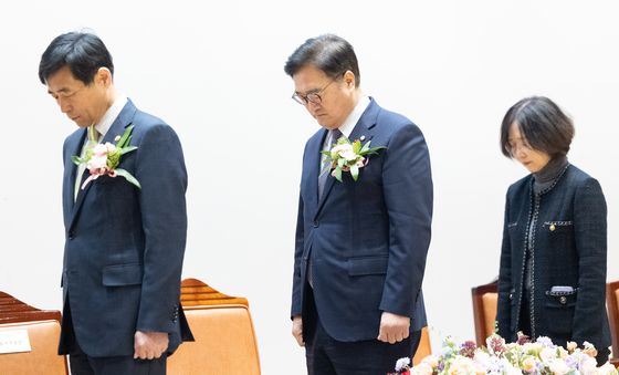 묵념하는 우원식 의장