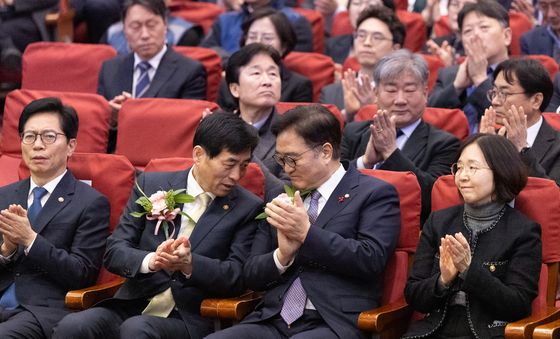 대화 나누는 우원식 의장과 김민기 사무총장