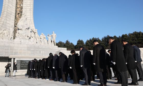 새해 맞아 공직자 현충원 참배 줄이어