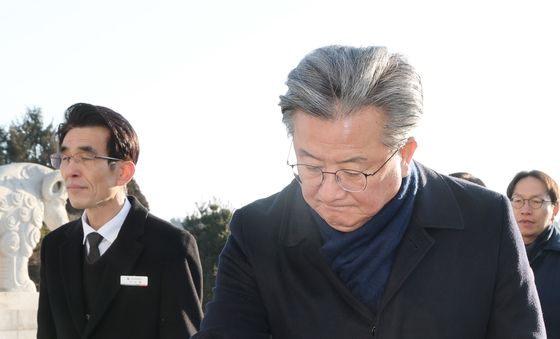 현충원 참배하는 정용래 유성구청장