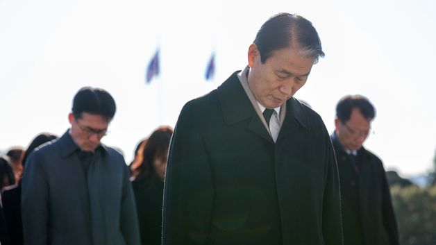 새해맞아 국립대전현충원 방문한 권오을 장관