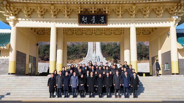 권오을 장관, 국립대전현충원 참배