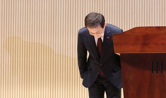 취임사 마친 뒤 인사하는 김호철 신임 감사원장