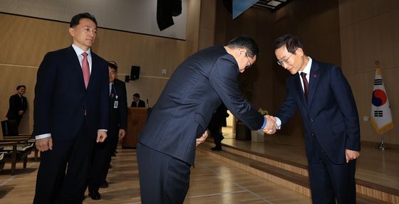 감사원 직원들과 인사 나누는 김호철 신임 감사원장