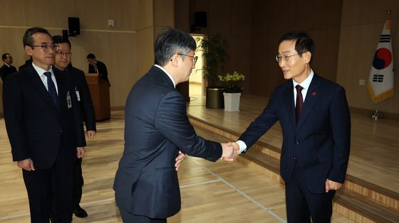 감사원 직원들과 인사 나누는 김호철 신임 감사원장