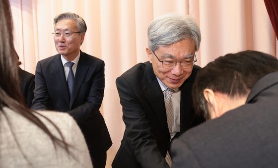 신년 인사 나누는 김형두 자팬관과 김상환 헌법소장