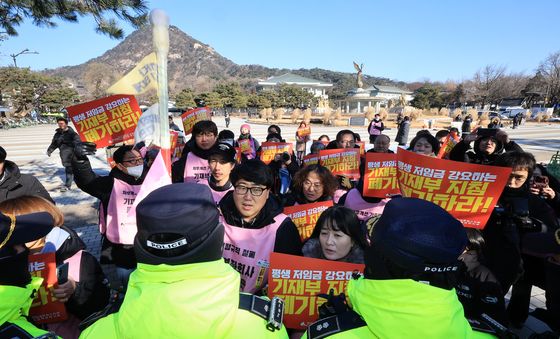 대고각 진입 막히는 철도노조 조합원들