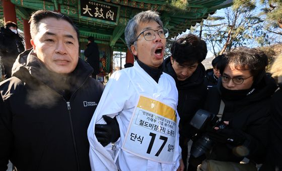 경찰에 의해 제지되는 철도노조 조합원