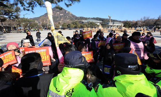 대고각 진입 막히는 철도노조 조합원들