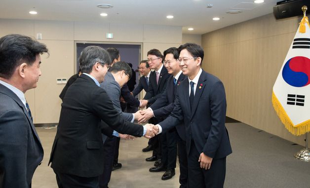 2026 과기부 시무식, 악수하는 배경훈 부총리