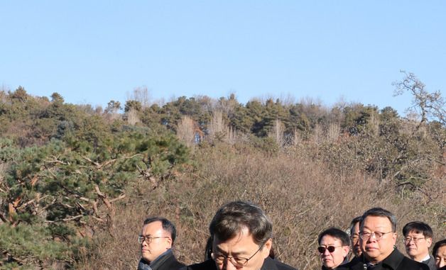 분향하는 정근식 서울시교육감