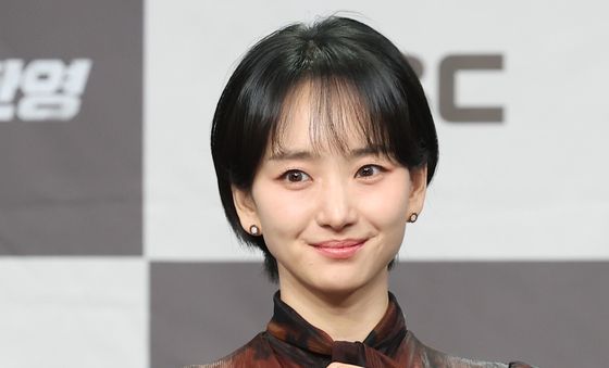 원진아, 검사 변신