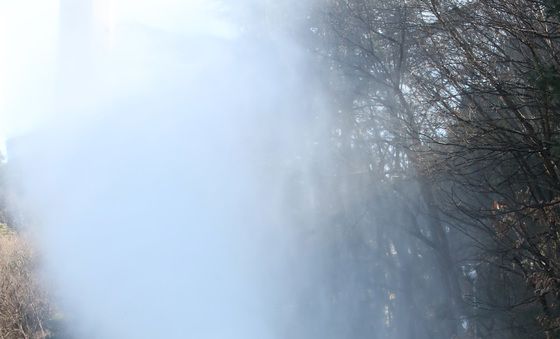 인공 눈 뿌려 눈놀이터 만들기