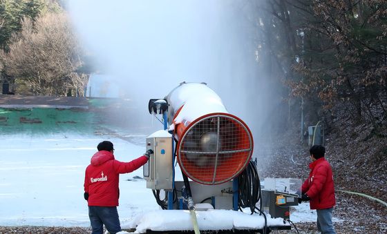 개장 늦어지는 눈놀이터