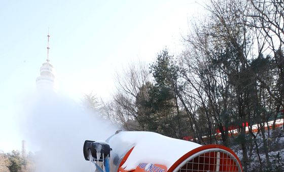 개장 늦어지는 눈놀이터