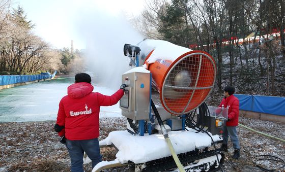 인공 눈 뿌려 눈놀이터 만들기