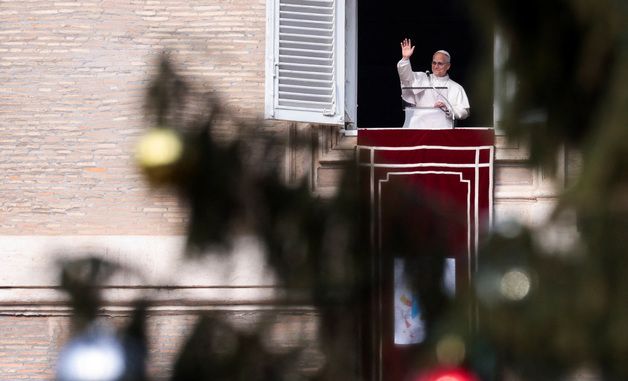 [포토] 새해 첫 미사 후 성베드로 광장 군중에게 손을 흔드는 레오 14세 교황