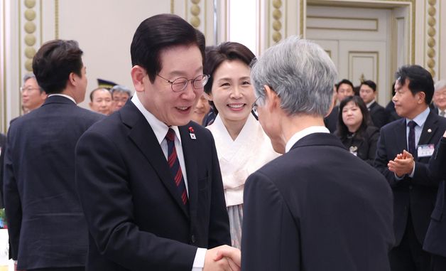 조희대 대법원장과 인사 나누는 이재명 대통령