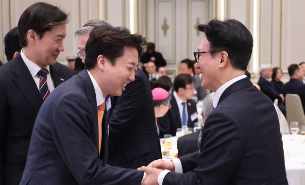 새해 인사 나누는 김민석 국무총리와 이준석 대표