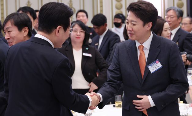 이준석 개혁신당 대표와 악수하는 이재명 대통령