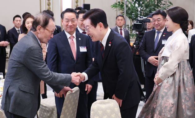 이재명 대통령, 이해찬 전 국무총리와 악수