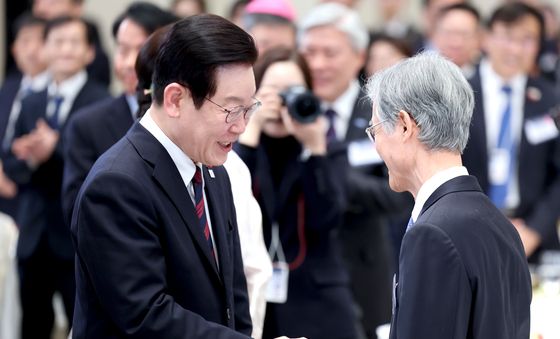 악수하는 이재명 대통령과 조희대 대법원장