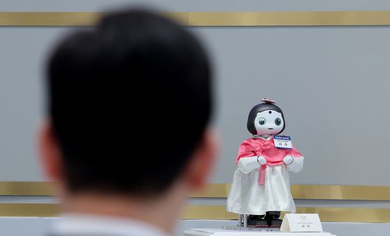 인사말하는 AI 소셜 로봇 리쿠