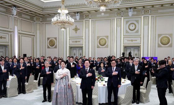 국기에 대한 경례하는 이재명 대통령과 내빈들