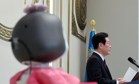 이재명 대통령 신년사 듣는 AI 소셜 로봇 '리쿠'