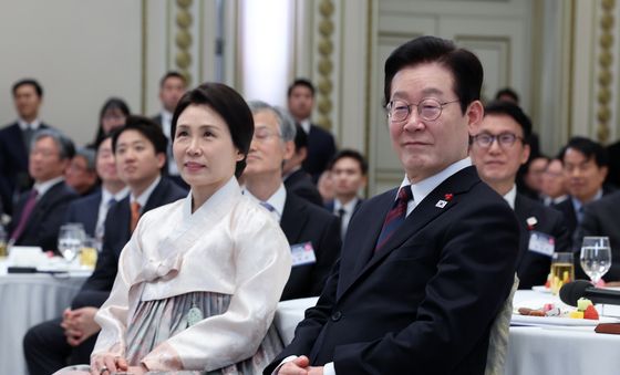 AI 소셜 로봇 리쿠 인사말 경청하는 이재명 대통령과 김혜경 여사