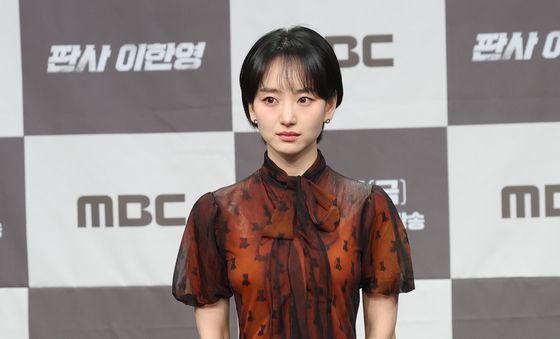 원진아, 매혹적인 눈빛