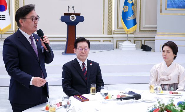 우원식 국회의장 인사말 경청하는 이재명 대통령