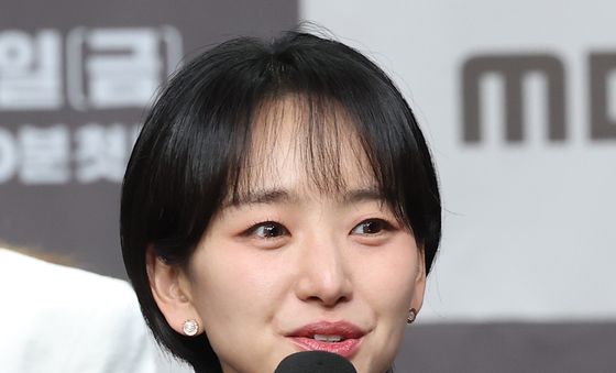 인사말 하는 원진아