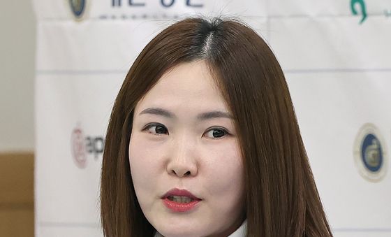취재진 질문에 답변하는 백혜진