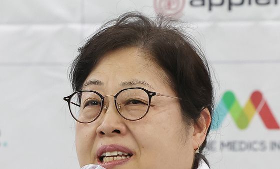 취재진 질문에 답변하는 방민자