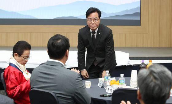 인사하는 송언석 원내대표